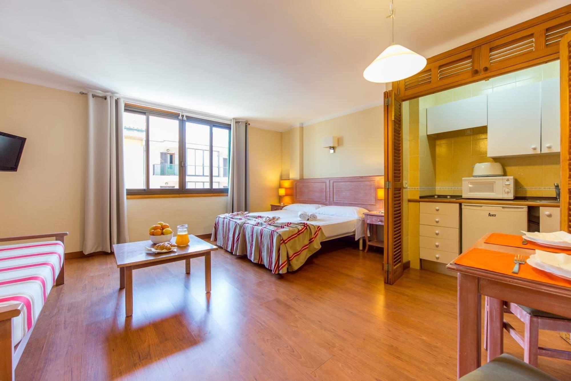 Apartamentos Carlos V Alcudia  Bagian luar foto