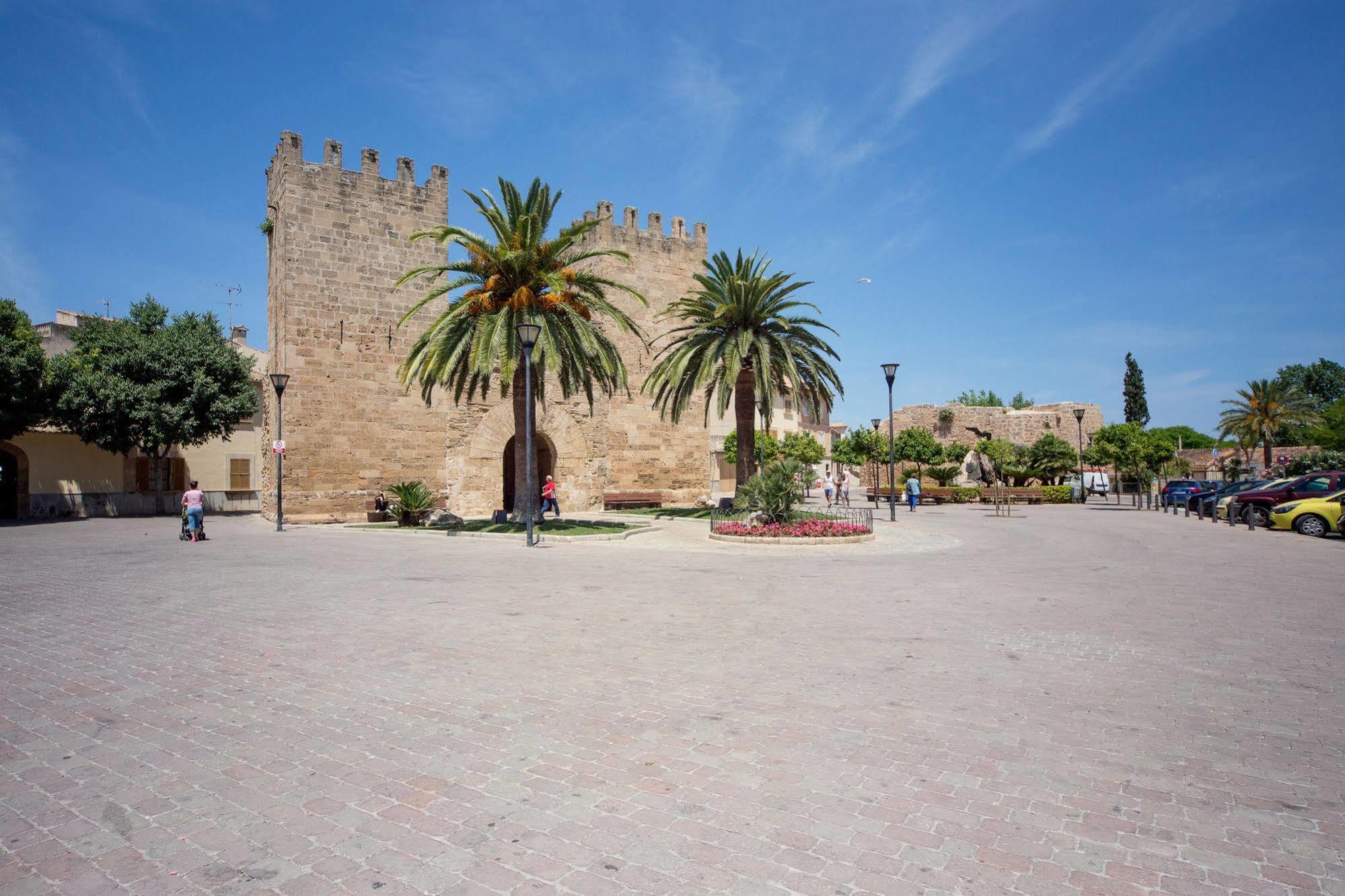 Apartamentos Carlos V Alcudia  Bagian luar foto